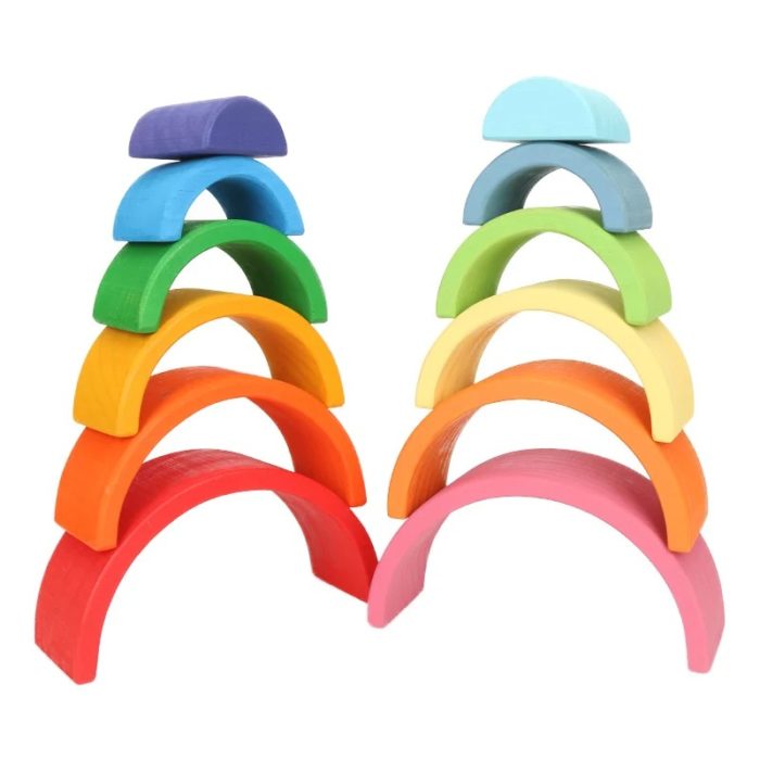 Deux ensembles de jouets empilables Rainbow In Wood colorés sur fond blanc.