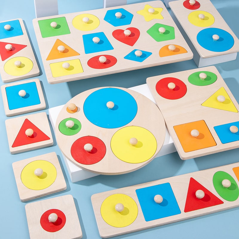 Verschiedene Arten von Montessori-Spielen, darunter Puzzles mit geometrischen Formen