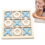 Ein Kind spielt Tic Tac Toe aus Holz.
