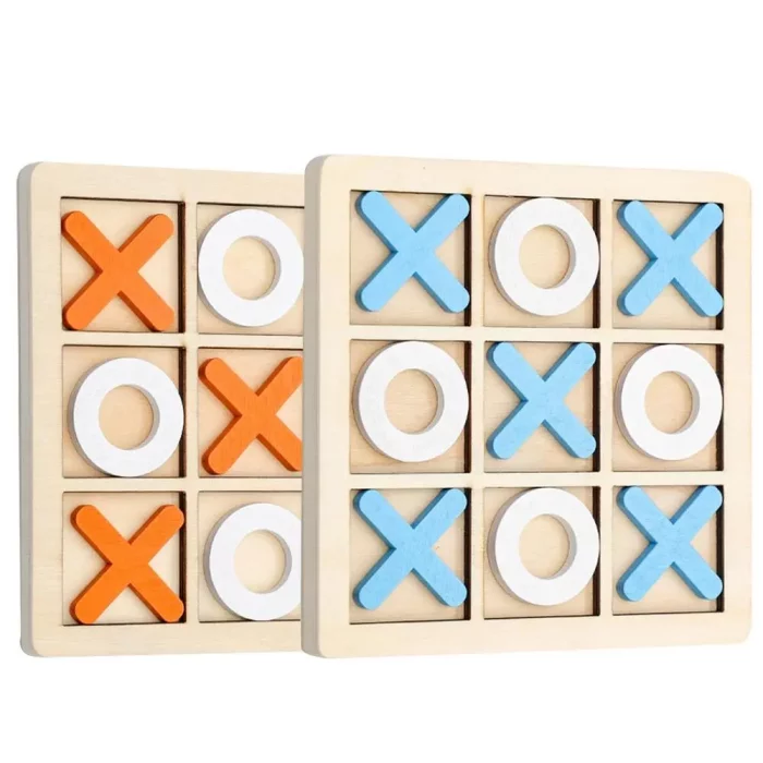 Tic Tac Toe aus Holz mit orangefarbenen und blauen Quadraten.