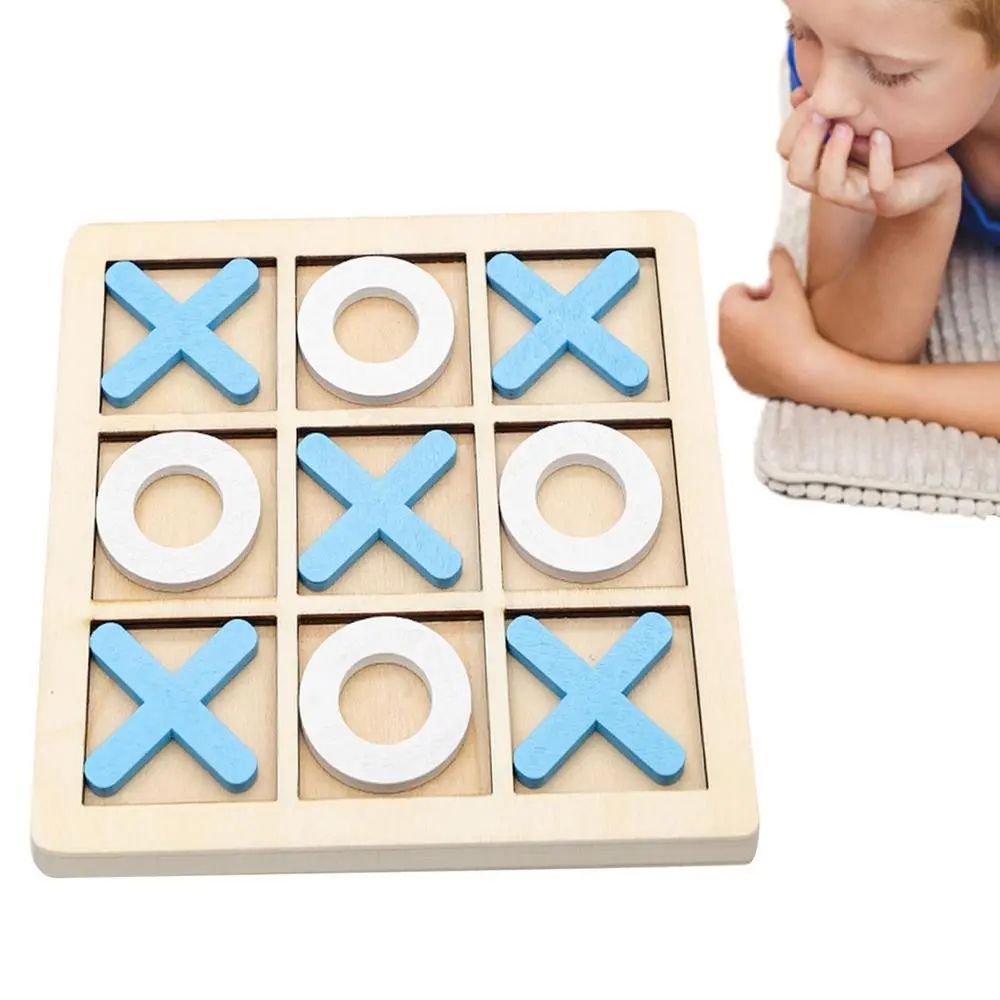 Ein Holzwürfel, Bestehend Aus Drei Tic-tac-toe-spielen Für Xo Und