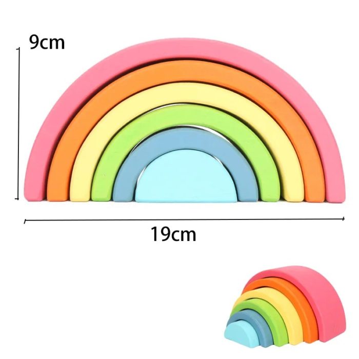 Un jouet à empiler Arc-en-ciel en bois coloré aux dimensions étiquetées, mesurant 9 cm de hauteur et 19 cm de longueur.