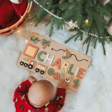 Un bébé est allongé sur un Puzzle Personnalisé Prénom en Bois - Un souvenir unique planche en bois au prénom de Charlie.