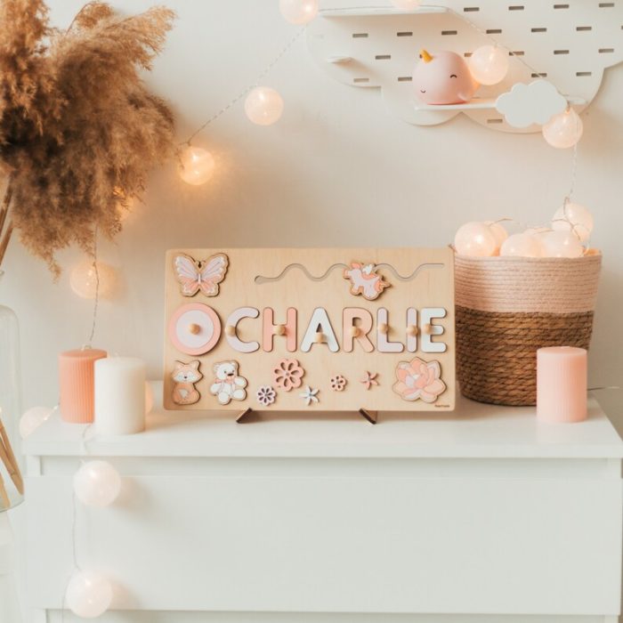 Ein personalisiertes Puzzle Vorname - aus Holz mit dem Vornamen "Oh Charlie" auf einem Holzschild.