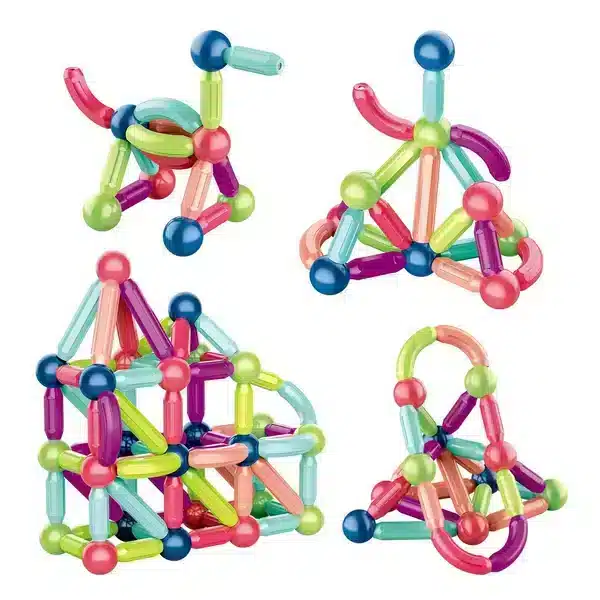 Un Jeu de Construction Magnétique pour Enfants en plastique coloré avec différentes formes.