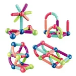 Un jeu de construction magnétique pour enfants en plastique coloré avec une balle au milieu.