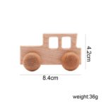 Ein Spielzeugauto aus Holz mit Maßen - Beißring aus Holz - Autos.