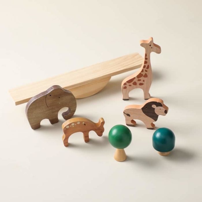 Ein Balancespiel Tiere und Dinosaurier aus Holz.