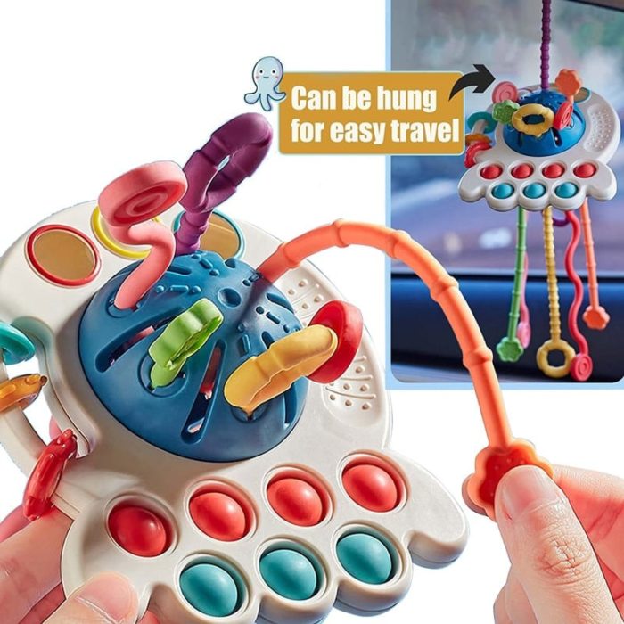 Eine Person hält ein Sensorisches Babyspielzeug, das für ein Baby im Auto aufgehängt werden kann.