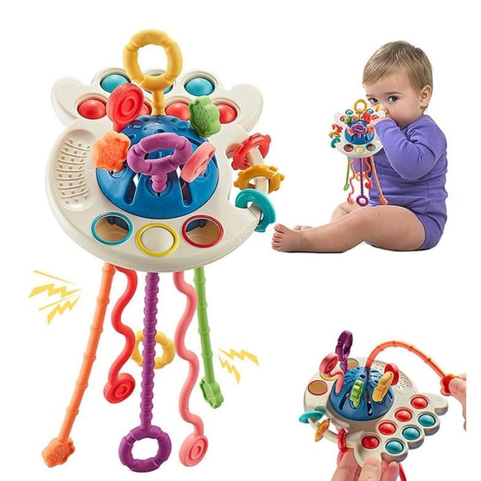 Un bébé joue avec le Jouet Sensoriel Bébé.