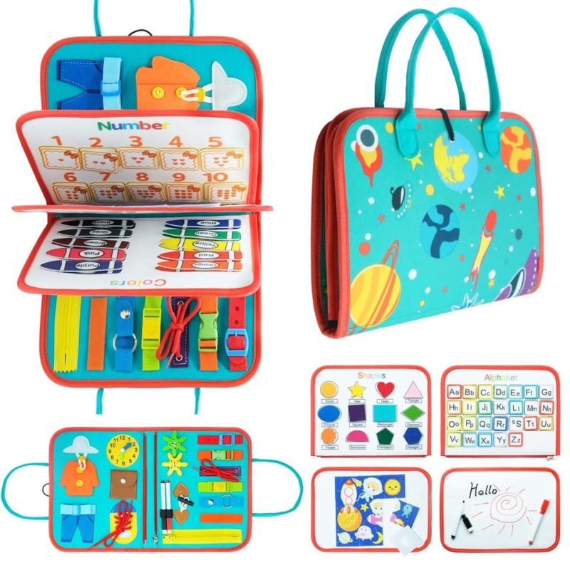 Un sac à jouets rempli d'une variété de jouets et accessoires Montessori pour les enfants de 1 an.