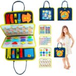 Une petite fille tient un sac Montessori Kit Sensoriel 7 en 1.