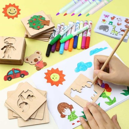 Ein Kind benutzt die Montessori Holzschablonen für Kinder - 20 Stück, um mit Markern und Stiften auf einem Stück Holz zu zeichnen.