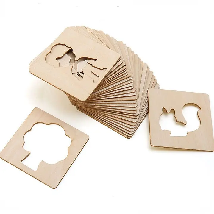 Ein Set von Montessori Holzschablonen für Kinder - 20 Teile, die ausgeschnittene Tiere und Bäume darstellen.