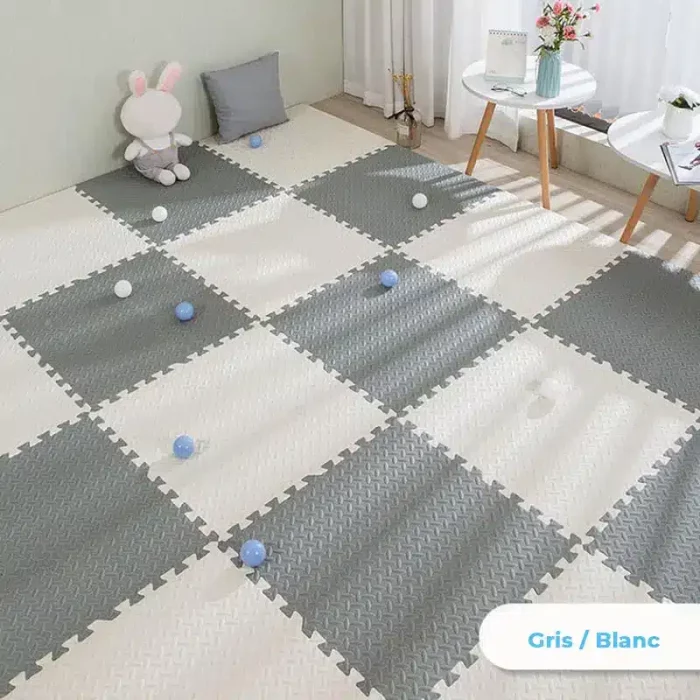 Zweifarbiger dicker Baby-FußmattenteppichEin zweifarbiger dicker Baby-Fußmattenteppich in einem Wohnzimmer mit zwei Farben, grau und weiß.