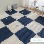 Eine zweifarbige dicke Baby-Läufermatte in Blau und Weiß in einem Zimmer.
