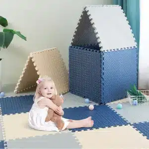 Zweifarbiger Teppich mit einem Kind darauf