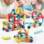 Eine Familie genießt ein Magnetbaukastenspiel für Kinder.