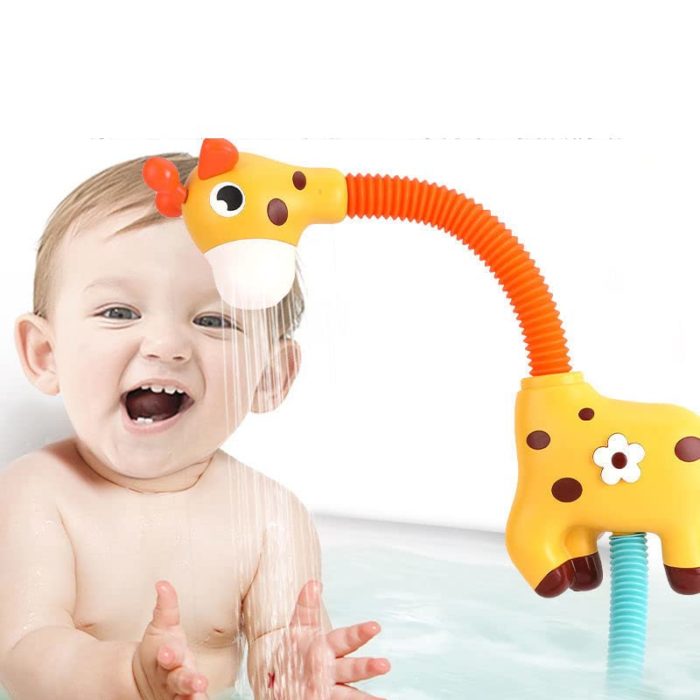 Ein Baby spielt mit einem Wasserstrahlregner - Giraffe.
