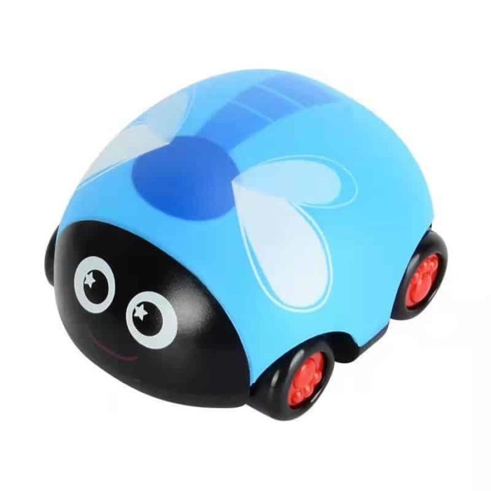 Eine Antriebsraupe, die ein blaues Spielzeugauto mit einem Insekt darauf darstellt.