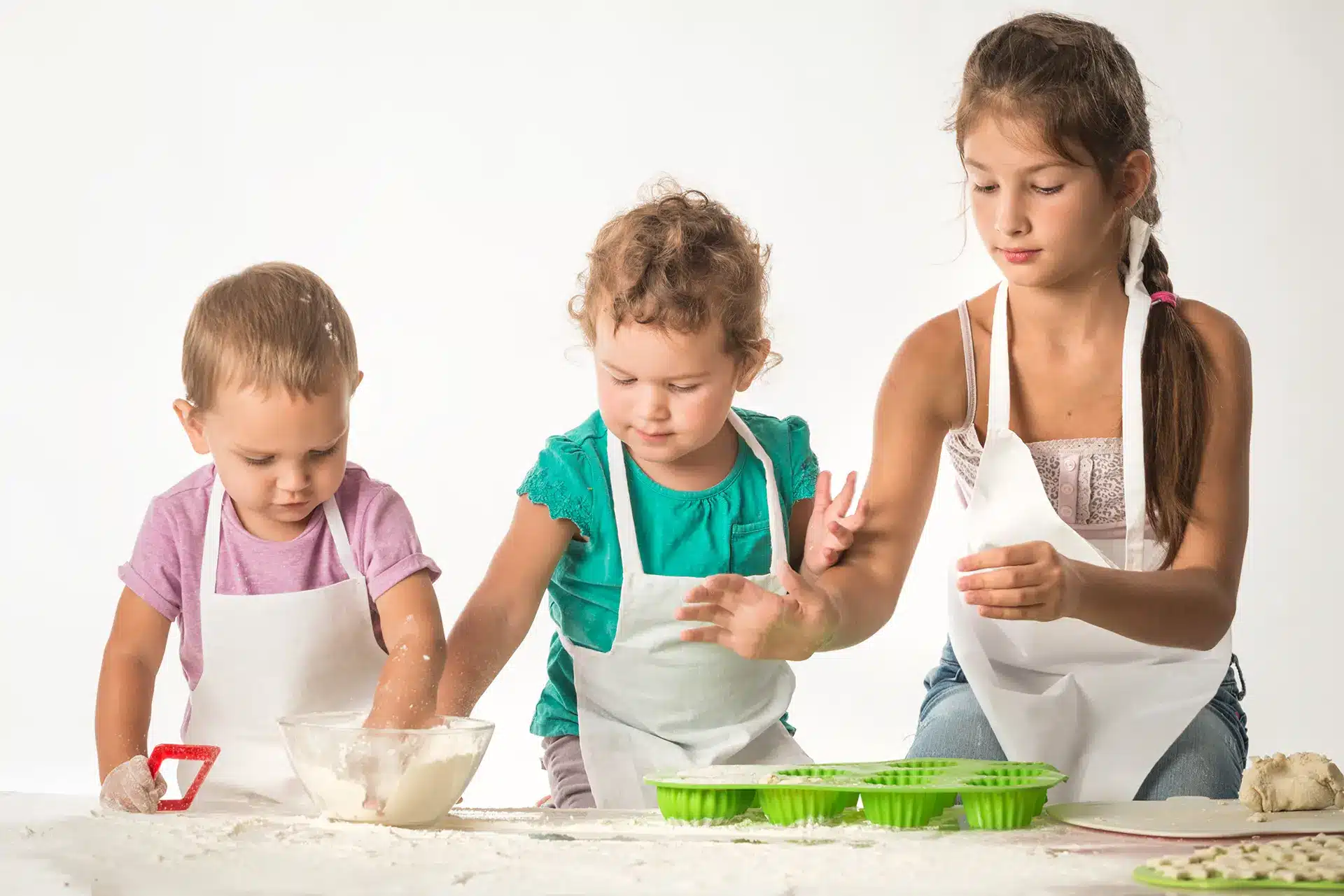 Montessori-Spiele zur Förderung der Selbstständigkeit von Kindern, 3 Kinder backen einen Kuchen ganz allein