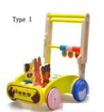 Ein zusammenklappbarer musikalischer Lauflernwagen aus Holz mit Spielzeug.
