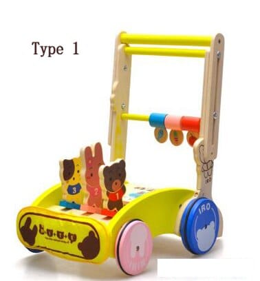 Ein zusammenklappbarer musikalischer Lauflernwagen aus Holz mit Spielzeug.