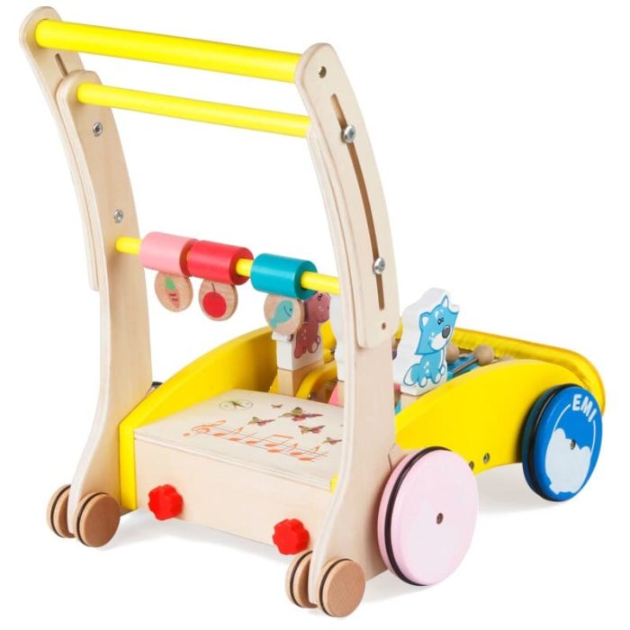 Ein zusammenklappbarer musikalischer Lauflernwagen aus Holz mit bunten Spielzeugen.