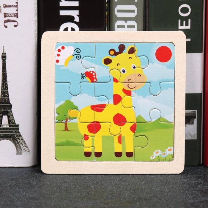Ein Holzpuzzle Tiere mit einer Giraffe darauf.