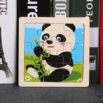 Ein Holzpuzzle Tiere mit einem Panda.