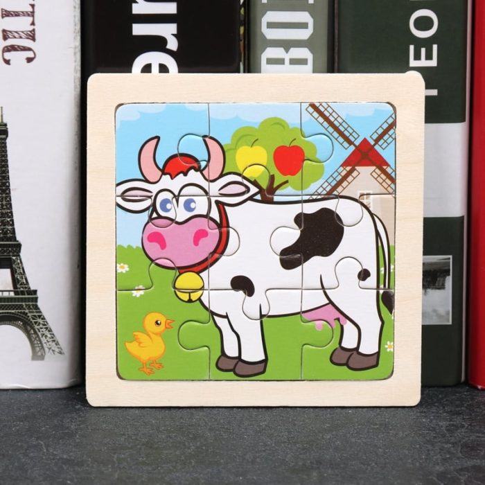Ein Holzpuzzle Tiere mit einer Kuh darauf.