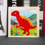 Un Puzzle en Bois Dinosaure avec un dinosaure rouge dessus.