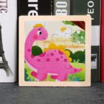 Ein rosafarbenes Dinosaurier-Holzpuzzle.