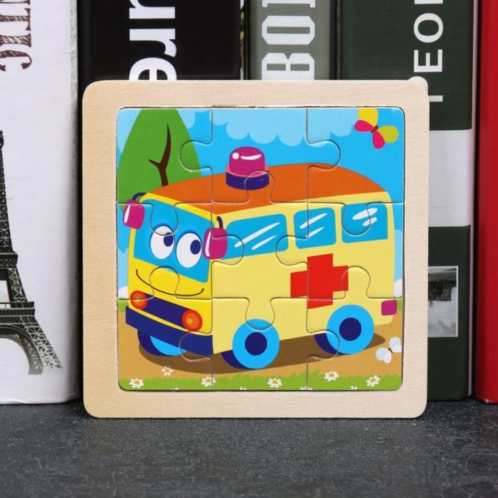 Un Puzzle en Bois Véhicules avec un dessin animé de bus dessus.