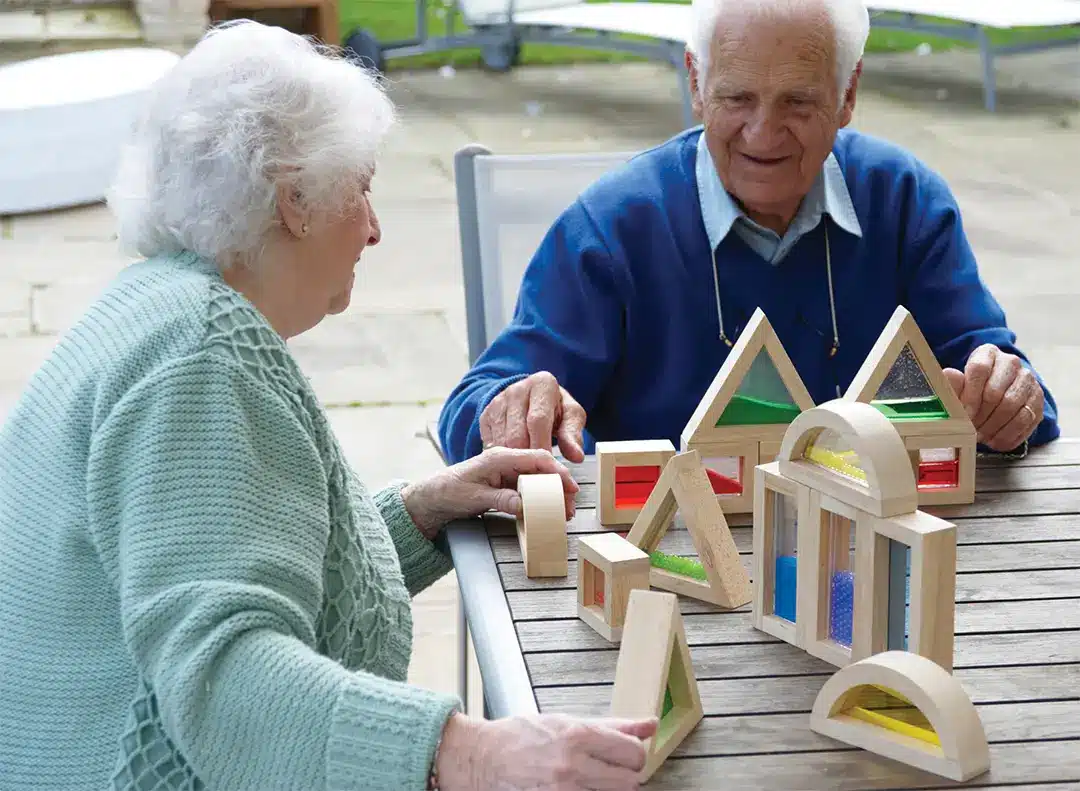 An elderly couple experiences an improvement in well-being and quality of life thanks to the Montessori method.