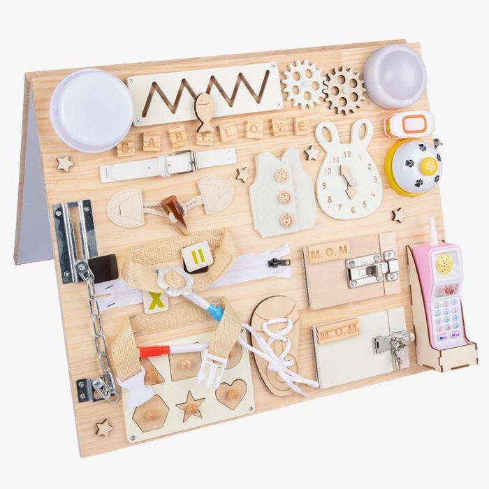Ein Busy Board Montessori Entwicklung - Eule mit einer Vielzahl von Entwicklungsartikeln auf einer Holzoberfläche, die für Engagement und Unterhaltung sorgen sollen.