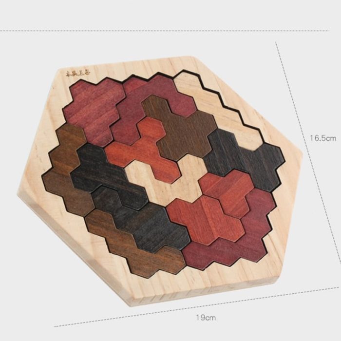 Ein achteckiges Holzpuzzle mit Tangram Meerestiere Teilen in verschiedenen Farben.