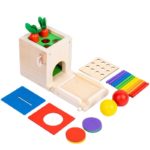Un coffre à jouets en bois avec une variété d'articles colorés, mettant en vedette la Boite de permanence 4 en 1.