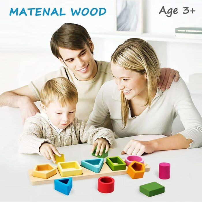 Eine Familie spielt mit einer Reihe von Holzblöcken - Sortierspiel für Kinder - Holzformen.