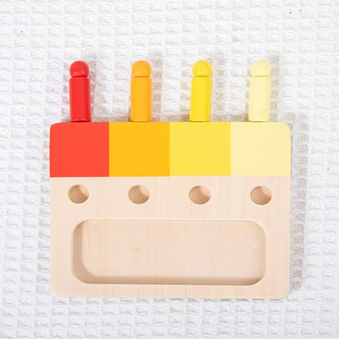 Ein Holzspielzeug mit vier Holzstäben darauf - Holzspielsteine - Farben zusammensetzen.