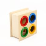 Ein 4-Farben-Löcher-Hammerspielzeug mit vier farbigen Kreisen.