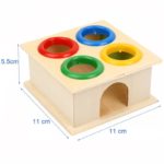 Un jouet à marteler 4 trous de couleur contenant 4 balles de différentes couleurs.