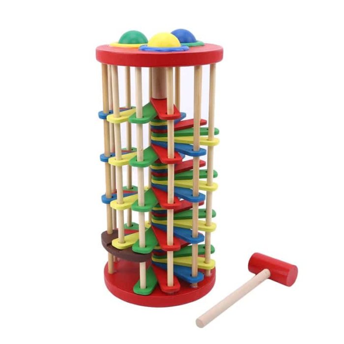 Ein Holzspielzeug mit Kugeln und einem Hammer, das Elemente aus den Spielen Turm mit 3 Hammerkugeln kombiniert.