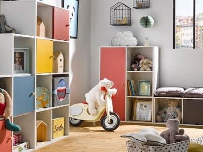 Ein Kinderzimmer mit bunten Regalen und Spielsachen.