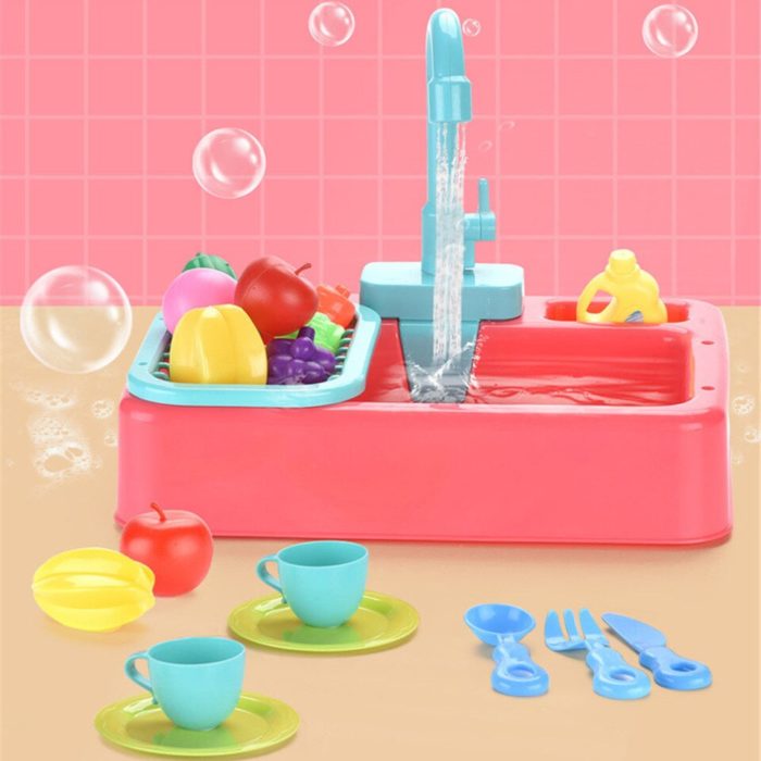 Ein Spielzeug-Küchenset mit Obst und Utensilien - Kleine Küchenspüle - Geschirrset.