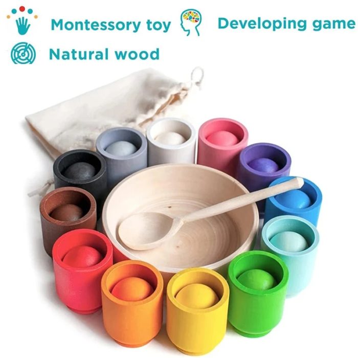 Ein Set aus Montessori Holzspielzeug Kugel und Tasse aus buntem Tri und Löffeln in einer Tasche.