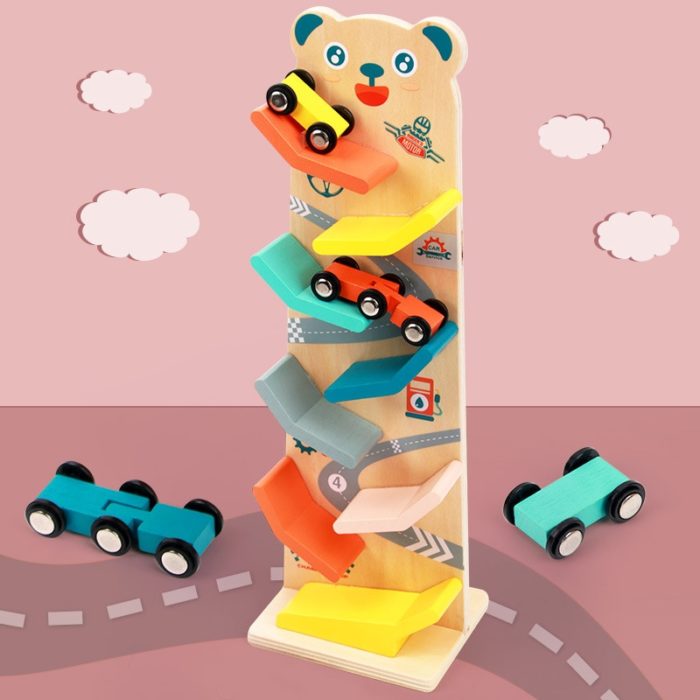Ein Turm aus Holzspielzeug mit Autos und einem Bären - Rennbahn für Kleinkinder.