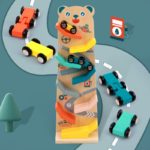 Eine Holzrampe Votiures - Rennbahn für Kleinkinder mit Autos auf einer Rennbahn für Kleinkinder.