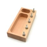 A wooden stand with four screws for the product Vrai Outils pour Enfants à Vissers.