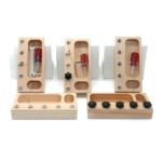 Ein Set von Echten Kinderwerkzeugen zum Schrauben aus Holz mit Schrauben und Schraubenschlüsseln.